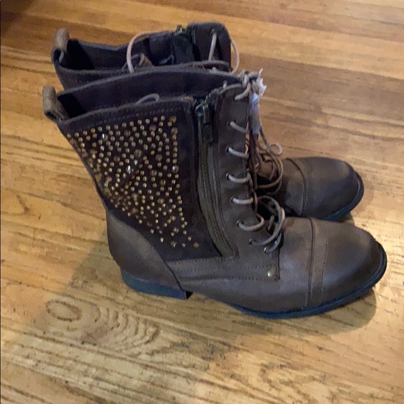 Boots - Picture 4 of 5